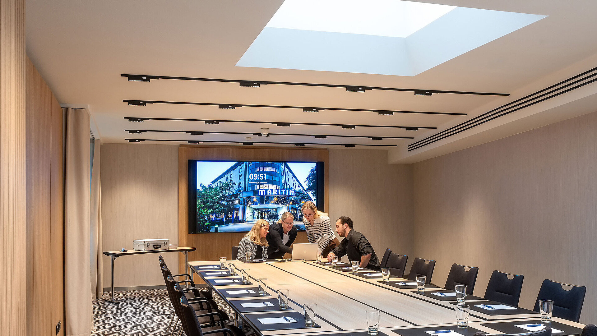 Meeting room 2 with conference table, modern technology, screen and a professional meeting atmosphere.