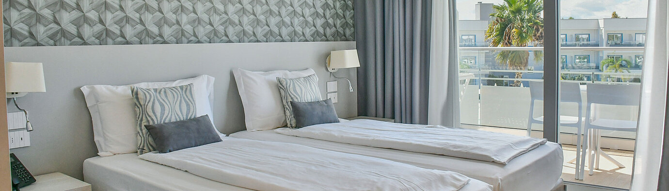 Standard room pool view Double room at Maritim Resort Calabria with balcony and view of palm trees and resort area