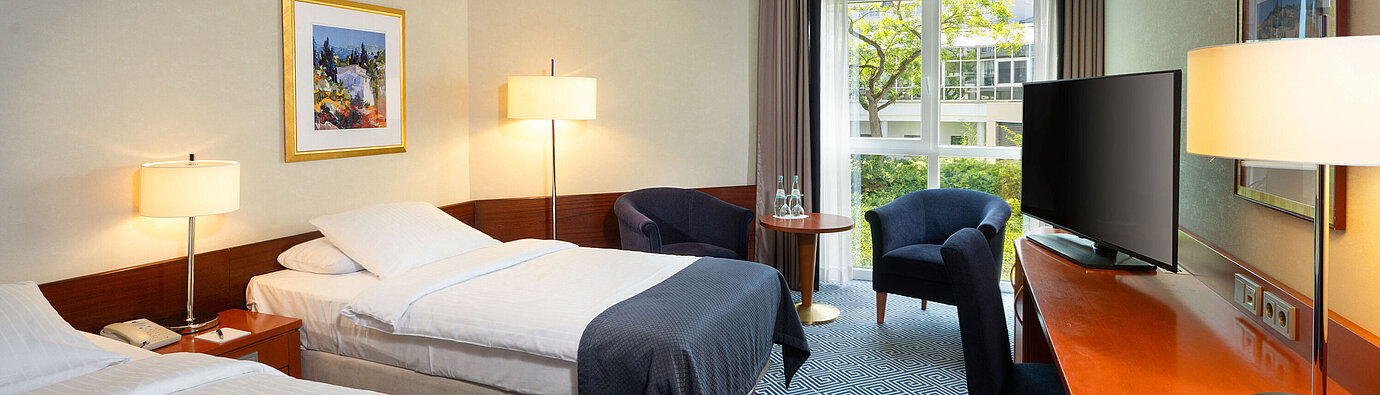 Classic Twin room Classic Twin room at Maritim Hotel Würzburg with two single beds, desk and balcony