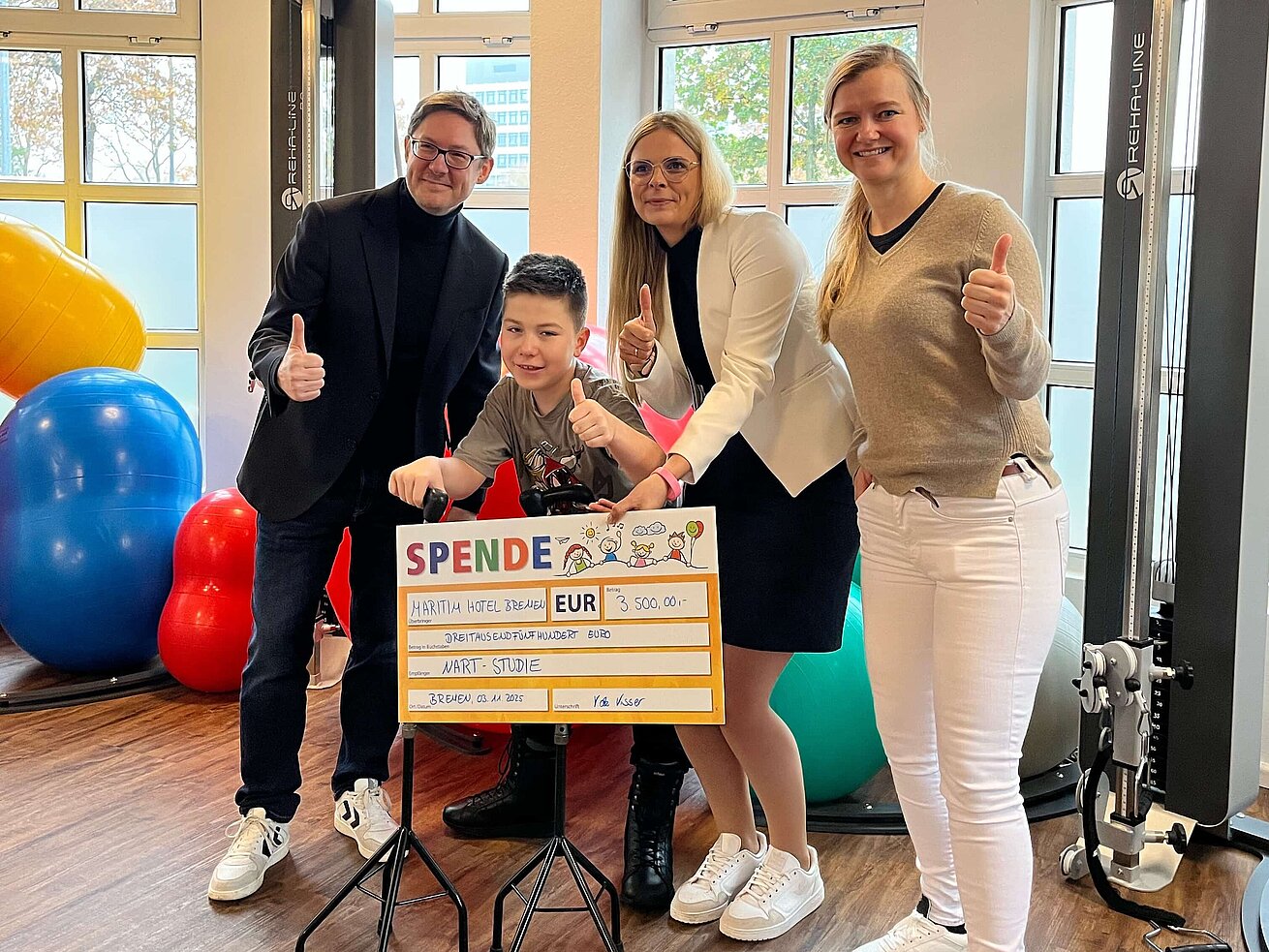 Donation handover by Maritim Hotel Bremen for therapeutic support.