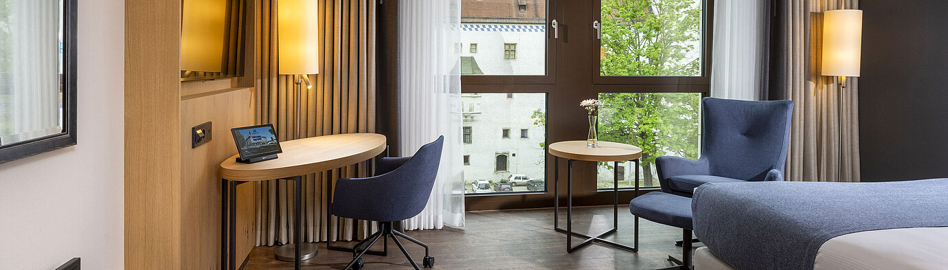 Klassieke kamer Modernly furnished hotel room at Maritim Hotel Ingolstadt with a desk and city view.
