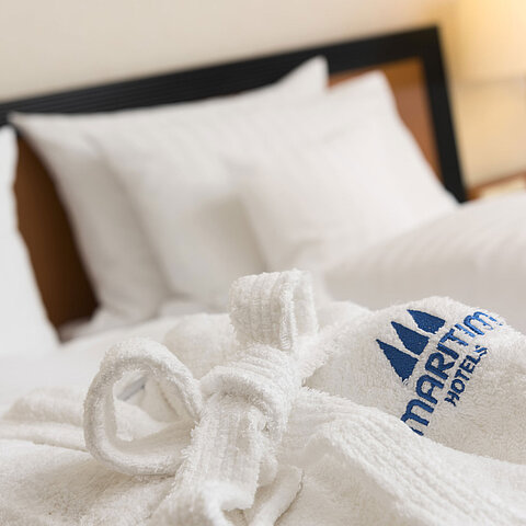 Room with bathrobe | Maritim Hotels