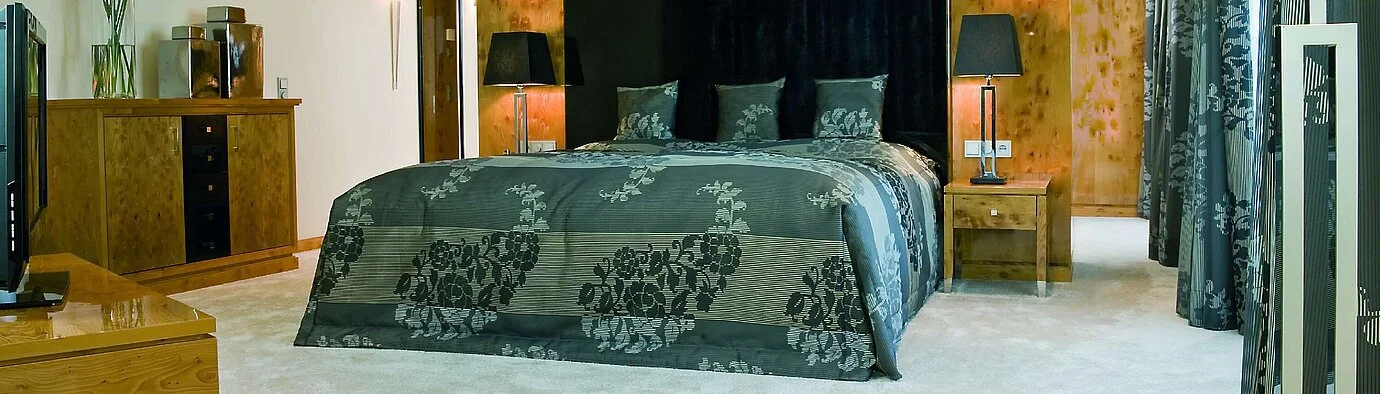 Elegant bedroom of the Presidential Suite at Maritim Hotel Düsseldorf with premium furniture,luxurious bed,and stylish details