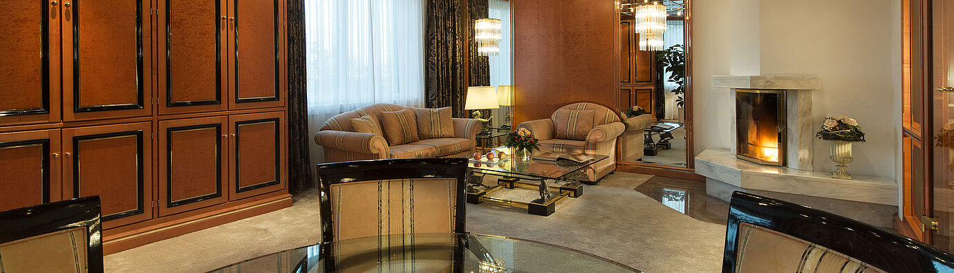 Exclusive presidential suite with elegant decor, fireplace and lounge at the Maritim Hotel Stuttgart