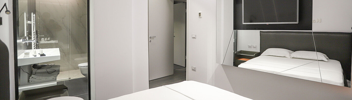 Bright room at Maritim Resort Marina Bay with modern bathroom and comfortable amenities