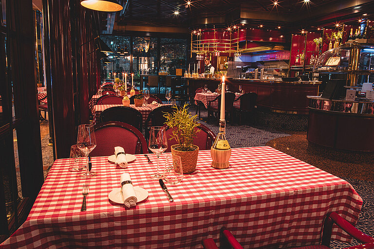Brasserie Restaurant Cosy restaurant table with candle and red checkered pattern in the evening