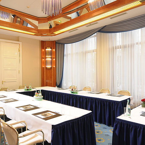 Salon Hamburg at Maritim Hotel Magdeburg with U-shaped seating, elegant curtains, and natural light for successful meetings.