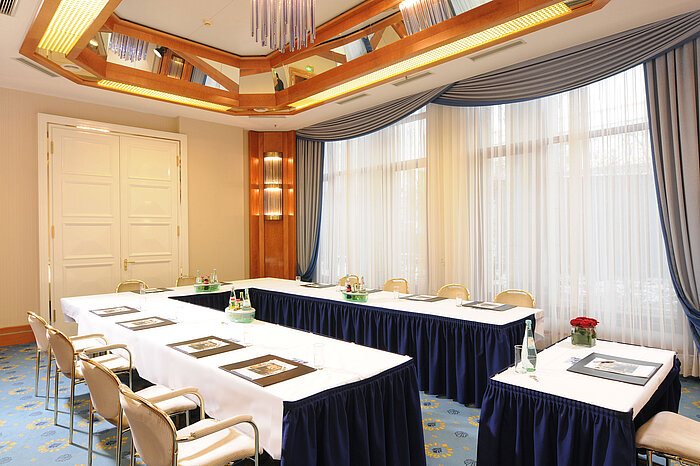Salon Hamburg at Maritim Hotel Magdeburg with U-shaped seating, elegant curtains, and natural light for successful meetings.
