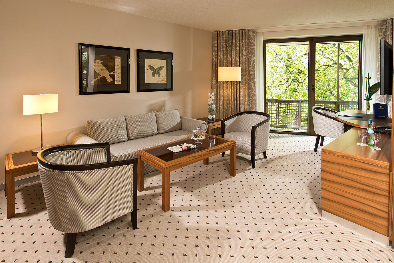 Cozy living area of the suite at Maritim Hotel Bad Homburg with elegant seating and balcony.