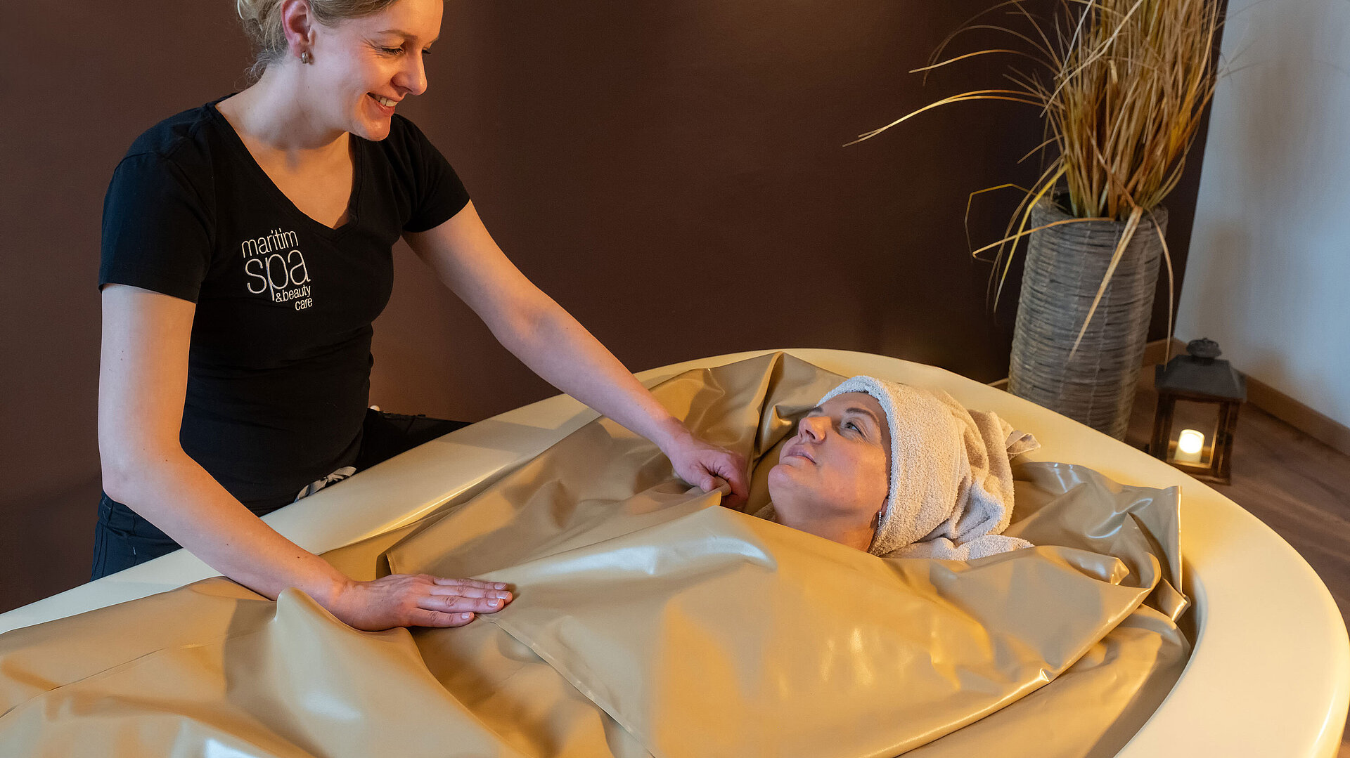 Guest enjoying a relaxing wellness treatment in the spa area of a Maritim hotel.