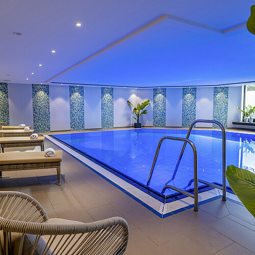 Indoor pool at the Maritim Hotel Darmstadt with comfortable loungers invites you to relax and swim