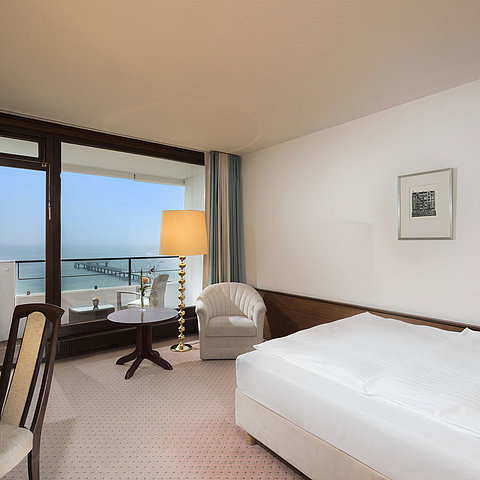 Single room at Maritim Seehotel Timmendorfer Strand with sea view, balcony, and cozy seating area.
