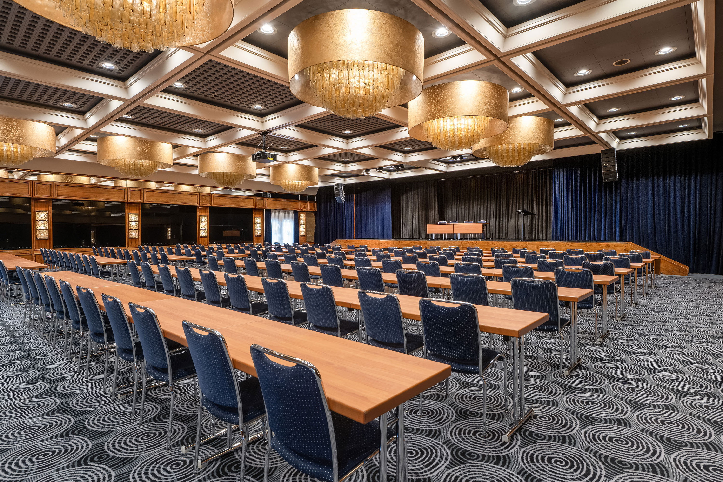 Saal Maritim Large hall with stage, row seating and stylish ceiling at the Maritim Hotel Darmstadt